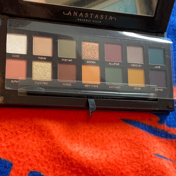 Anastasia Subculture Eye Shadow Palette (14 colors), NWT - Picture 5 of 7